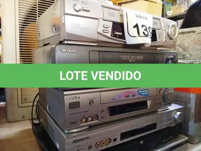 LOTE 139 - 03 APARELHOS DVDS E 03 VHS MARCA E MODELOS DIVERSOS. (NO ESTADO) ATENÇÃO! FAZER A VISITAÇÃO ANTES DE ARREMATAR, NÃO SABEMOS SE FUNCIONA. LEILÃO NÃO TEM GARANTIA E NEM DEVOLUÇÃO, SUJEITO A POSSÍVEIS AVARIAS VISÍVEIS/OCULTAS E/OU AUSÊNCIA DE COMPONENTES.