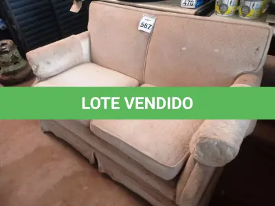 LOTE 587 - 01 SOFÁ DE 02 LUGARES EM TECIDO. (NO ESTADO) ATENÇÃO! FAZER A VISITAÇÃO ANTES DE ARREMATAR, NÃO SABEMOS SE FUNCIONA. LEILÃO NÃO TEM GARANTIA E NEM DEVOLUÇÃO, SUJEITO A POSSÍVEIS AVARIAS VISÍVEIS/OCULTAS E/OU AUSÊNCIA DE COMPONENTES.