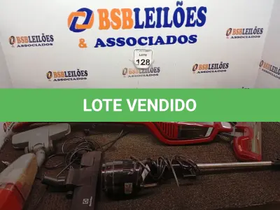 LOTE 128 - 04 ASPIRADORES DE PÓ MARCAS E MODELOS DIVERSOS. (NO ESTADO) ATENÇÃO! FAZER A VISITAÇÃO ANTES DE ARREMATAR, NÃO SABEMOS SE FUNCIONA. LEILÃO NÃO TEM GARANTIA E NEM DEVOLUÇÃO, SUJEITO A POSSÍVEIS AVARIAS VISÍVEIS/OCULTAS E/OU AUSÊNCIA DE COMPONENTES.