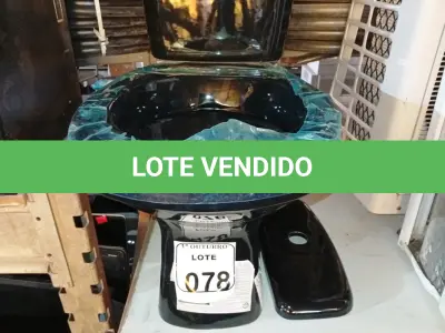 LOTE 078 - 01 VASO SANITÁRIO DECA COM CAIXA ACOPLADA NA COR PRETA. (NO ESTADO) ATENÇÃO! FAZER A VISITAÇÃO ANTES DE ARREMATAR, NÃO SABEMOS SE FUNCIONA. LEILÃO NÃO TEM GARANTIA E NEM DEVOLUÇÃO, SUJEITO A POSSÍVEIS AVARIAS VISÍVEIS/OCULTAS E/OU AUSÊNCIA DE COMPONENTES.