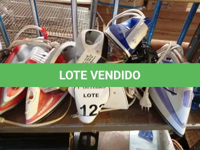 LOTE 123 - 01 LOTE COM DIVERSOS FERROS DE PASSAR ROUPAS COM AVARIAS. (NO ESTADO) ATENÇÃO! FAZER A VISITAÇÃO ANTES DE ARREMATAR, NÃO SABEMOS SE FUNCIONA. LEILÃO NÃO TEM GARANTIA E NEM DEVOLUÇÃO, SUJEITO A POSSÍVEIS AVARIAS VISÍVEIS/OCULTAS E/OU AUSÊNCIA DE COMPONENTES.