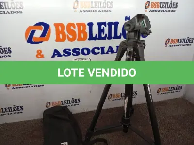 LOTE 109 - 01 TRIPÉ P/ CÂMERA FOTOGRÁFICA. (NO ESTADO) ATENÇÃO! FAZER A VISITAÇÃO ANTES DE ARREMATAR, NÃO SABEMOS SE FUNCIONA. LEILÃO NÃO TEM GARANTIA E NEM DEVOLUÇÃO, SUJEITO A POSSÍVEIS AVARIAS VISÍVEIS/OCULTAS E/OU AUSÊNCIA DE COMPONENTES.