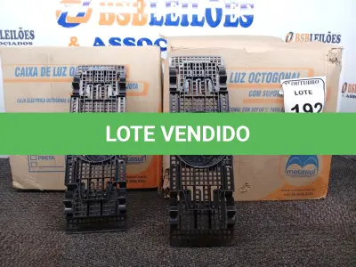 LOTE 192 - 02 CAIXAS DE LUZ OCTOGONAIS. (NO ESTADO) ATENÇÃO! FAZER A VISITAÇÃO ANTES DE ARREMATAR, NÃO SABEMOS SE FUNCIONA. LEILÃO NÃO TEM GARANTIA E NEM DEVOLUÇÃO, SUJEITO A POSSÍVEIS AVARIAS VISÍVEIS/OCULTAS E/OU AUSÊNCIA DE COMPONENTES.