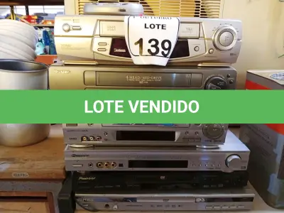 LOTE 139 - 03 APARELHOS DVDS E 03 VHS MARCA E MODELOS DIVERSOS. (NO ESTADO) ATENÇÃO! FAZER A VISITAÇÃO ANTES DE ARREMATAR, NÃO SABEMOS SE FUNCIONA. LEILÃO NÃO TEM GARANTIA E NEM DEVOLUÇÃO, SUJEITO A POSSÍVEIS AVARIAS VISÍVEIS/OCULTAS E/OU AUSÊNCIA DE COMPONENTES.