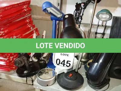 LOTE 045 - 01 LOTE COM DIVERSOS ABAJURES. (NO ESTADO) ATENÇÃO! FAZER A VISITAÇÃO ANTES DE ARREMATAR, NÃO SABEMOS SE FUNCIONA. LEILÃO NÃO TEM GARANTIA E NEM DEVOLUÇÃO, SUJEITO A POSSÍVEIS AVARIAS VISÍVEIS/OCULTAS E/OU AUSÊNCIA DE COMPONENTES.