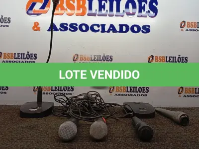 LOTE 014 - 01 LOTE COM 02 BASES E 05 MICROFONES. (NO ESTADO) ATENÇÃO! FAZER A VISITAÇÃO ANTES DE ARREMATAR, NÃO SABEMOS SE FUNCIONA. LEILÃO NÃO TEM GARANTIA E NEM DEVOLUÇÃO, SUJEITO A POSSÍVEIS AVARIAS VISÍVEIS/OCULTAS E/OU AUSÊNCIA DE COMPONENTES.