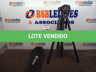 LOTE 179 - 01 TRIPÉ P/ CÂMERA FOTOGRÁFICA. (NO ESTADO) ATENÇÃO! FAZER A VISITAÇÃO ANTES DE ARREMATAR, NÃO SABEMOS SE FUNCIONA. LEILÃO NÃO TEM GARANTIA E NEM DEVOLUÇÃO, SUJEITO A POSSÍVEIS AVARIAS VISÍVEIS/OCULTAS E/OU AUSÊNCIA DE COMPONENTES.