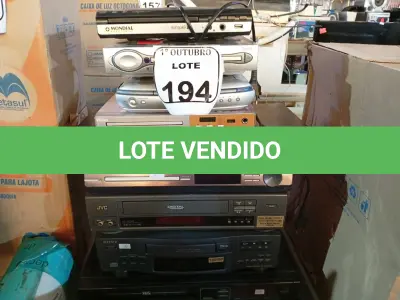 LOTE 194 - 02 APARELHOS VHS E 07 APARELHOS DVDS MARCAS E MODELOS DIVERSOS. (NO ESTADO) ATENÇÃO! FAZER A VISITAÇÃO ANTES DE ARREMATAR, NÃO SABEMOS SE FUNCIONA. LEILÃO NÃO TEM GARANTIA E NEM DEVOLUÇÃO, SUJEITO A POSSÍVEIS AVARIAS VISÍVEIS/OCULTAS E/OU AUSÊNCIA DE COMPONENTES.