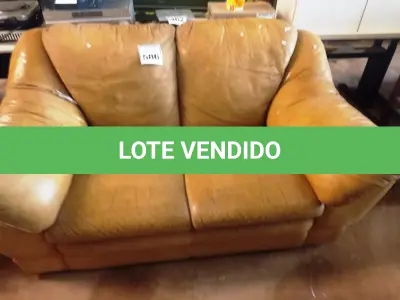 LOTE 586 - 01 SOFÁ DE 02 LUGARES EM COURO. (NO ESTADO) ATENÇÃO! FAZER A VISITAÇÃO ANTES DE ARREMATAR, NÃO SABEMOS SE FUNCIONA. LEILÃO NÃO TEM GARANTIA E NEM DEVOLUÇÃO, SUJEITO A POSSÍVEIS AVARIAS VISÍVEIS/OCULTAS E/OU AUSÊNCIA DE COMPONENTES.
