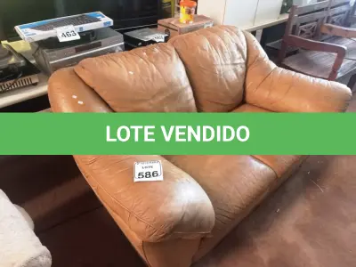 LOTE 586 - 01 SOFÁ DE 02 LUGARES EM COURO. (NO ESTADO) ATENÇÃO! FAZER A VISITAÇÃO ANTES DE ARREMATAR, NÃO SABEMOS SE FUNCIONA. LEILÃO NÃO TEM GARANTIA E NEM DEVOLUÇÃO, SUJEITO A POSSÍVEIS AVARIAS VISÍVEIS/OCULTAS E/OU AUSÊNCIA DE COMPONENTES.