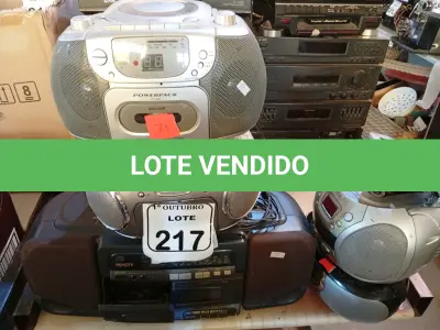LOTE 217 - 01 LOTE C/DIVERSOS APARELHOS DVDS E TOCA FITAS MARCAS E MODELOS DIVERSOS C/AVARIAS. (NO ESTADO) ATENÇÃO! FAZER A VISITAÇÃO ANTES DE ARREMATAR, NÃO SABEMOS SE FUNCIONA. LEILÃO NÃO TEM GARANTIA E NEM DEVOLUÇÃO, SUJEITO A POSSÍVEIS AVARIAS VISÍVEIS/OCULTAS E/OU AUSÊNCIA DE COMPONENTES.