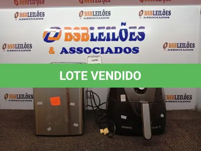 LOTE 027 - 01 MÁQUINA DE GELO PHILCO 127V E 01 AIRFRYER MONDIAL. (NO ESTADO) ATENÇÃO! FAZER A VISITAÇÃO ANTES DE ARREMATAR, NÃO SABEMOS SE FUNCIONA. LEILÃO NÃO TEM GARANTIA E NEM DEVOLUÇÃO, SUJEITO A POSSÍVEIS AVARIAS VISÍVEIS/OCULTAS E/OU AUSÊNCIA DE COMPONENTES.