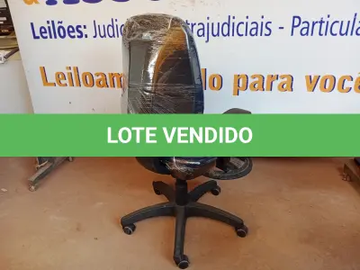 LOTE 507 - 01 CADEIRA ESTOFADA C/ BRAÇO. (NO ESTADO) ATENÇÃO! FAZER A VISITAÇÃO ANTES DE ARREMATAR, NÃO SABEMOS SE FUNCIONA. LEILÃO NÃO TEM GARANTIA E NEM DEVOLUÇÃO, SUJEITO A POSSÍVEIS AVARIAS VISÍVEIS/OCULTAS E/OU AUSÊNCIA DE COMPONENTES.