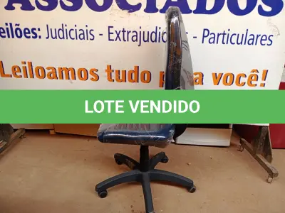 LOTE 491 - 01 CADEIRA ESTOFADA S/ BRAÇO. (NO ESTADO) ATENÇÃO! FAZER A VISITAÇÃO ANTES DE ARREMATAR, NÃO SABEMOS SE FUNCIONA. LEILÃO NÃO TEM GARANTIA E NEM DEVOLUÇÃO, SUJEITO A POSSÍVEIS AVARIAS VISÍVEIS/OCULTAS E/OU AUSÊNCIA DE COMPONENTES.