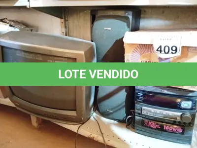 LOTE 409 - 01 ANTIGO PROJETOR DE SLIDES, 01 APARELHO DE SOM AIWA COM CAIXAS E 01 TV DE TUBO ANTIGA. (NO ESTADO) ATENÇÃO! FAZER A VISITAÇÃO ANTES DE ARREMATAR, NÃO SABEMOS SE FUNCIONA. LEILÃO NÃO TEM GARANTIA E NEM DEVOLUÇÃO, SUJEITO A POSSÍVEIS AVARIAS VISÍVEIS/OCULTAS E/OU AUSÊNCIA DE COMPONENTES.