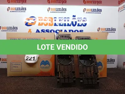 LOTE 221 - 02 CAIXAS DE LUZ OCTOGONAL. (NO ESTADO) ATENÇÃO! FAZER A VISITAÇÃO ANTES DE ARREMATAR, NÃO SABEMOS SE FUNCIONA. LEILÃO NÃO TEM GARANTIA E NEM DEVOLUÇÃO, SUJEITO A POSSÍVEIS AVARIAS VISÍVEIS/OCULTAS E/OU AUSÊNCIA DE COMPONENTES.