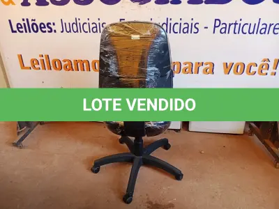 LOTE 495 - 01 CADEIRA ESTOFADA S/ BRAÇO. (NO ESTADO) ATENÇÃO! FAZER A VISITAÇÃO ANTES DE ARREMATAR, NÃO SABEMOS SE FUNCIONA. LEILÃO NÃO TEM GARANTIA E NEM DEVOLUÇÃO, SUJEITO A POSSÍVEIS AVARIAS VISÍVEIS/OCULTAS E/OU AUSÊNCIA DE COMPONENTES.