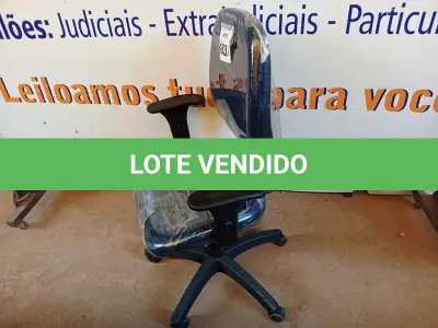 LOTE 483 - 01 CADEIRA ESTOFADA C/ BRAÇO. (NO ESTADO) ATENÇÃO! FAZER A VISITAÇÃO ANTES DE ARREMATAR, NÃO SABEMOS SE FUNCIONA. LEILÃO NÃO TEM GARANTIA E NEM DEVOLUÇÃO, SUJEITO A POSSÍVEIS AVARIAS VISÍVEIS/OCULTAS E/OU AUSÊNCIA DE COMPONENTES.