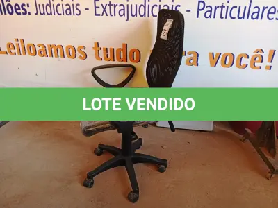 LOTE 477 - 01 CADEIRA ESTOFADA C/ BRAÇO. (NO ESTADO) ATENÇÃO! FAZER A VISITAÇÃO ANTES DE ARREMATAR, NÃO SABEMOS SE FUNCIONA. LEILÃO NÃO TEM GARANTIA E NEM DEVOLUÇÃO, SUJEITO A POSSÍVEIS AVARIAS VISÍVEIS/OCULTAS E/OU AUSÊNCIA DE COMPONENTES.