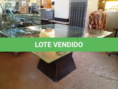 LOTE 335 - 01 MESA C/ BASE EM MADEIRA E TAMPO EM VIDRO QUADRADO. (NO ESTADO) ATENÇÃO! FAZER A VISITAÇÃO ANTES DE ARREMATAR, NÃO SABEMOS SE FUNCIONA. LEILÃO NÃO TEM GARANTIA E NEM DEVOLUÇÃO, SUJEITO A POSSÍVEIS AVARIAS VISÍVEIS/OCULTAS E/OU AUSÊNCIA DE COMPONENTES.