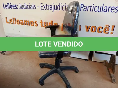 LOTE 484 - 01 CADEIRA ESTOFADA C/ BRAÇO. (NO ESTADO) ATENÇÃO! FAZER A VISITAÇÃO ANTES DE ARREMATAR, NÃO SABEMOS SE FUNCIONA. LEILÃO NÃO TEM GARANTIA E NEM DEVOLUÇÃO, SUJEITO A POSSÍVEIS AVARIAS VISÍVEIS/OCULTAS E/OU AUSÊNCIA DE COMPONENTES.