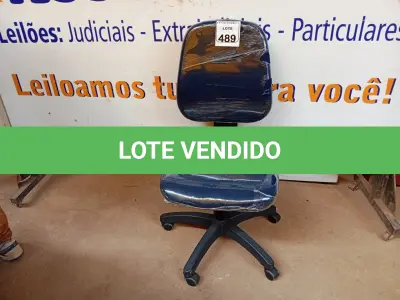 LOTE 489 - 01 CADEIRA ESTOFADA S/ BRAÇO. (NO ESTADO) ATENÇÃO! FAZER A VISITAÇÃO ANTES DE ARREMATAR, NÃO SABEMOS SE FUNCIONA. LEILÃO NÃO TEM GARANTIA E NEM DEVOLUÇÃO, SUJEITO A POSSÍVEIS AVARIAS VISÍVEIS/OCULTAS E/OU AUSÊNCIA DE COMPONENTES.