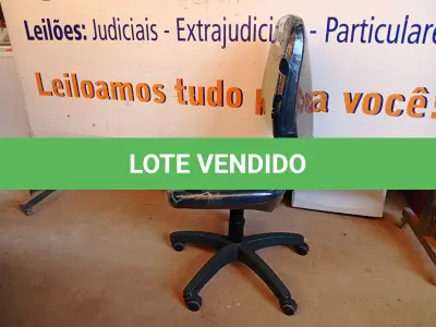 LOTE 489 - 01 CADEIRA ESTOFADA S/ BRAÇO. (NO ESTADO) ATENÇÃO! FAZER A VISITAÇÃO ANTES DE ARREMATAR, NÃO SABEMOS SE FUNCIONA. LEILÃO NÃO TEM GARANTIA E NEM DEVOLUÇÃO, SUJEITO A POSSÍVEIS AVARIAS VISÍVEIS/OCULTAS E/OU AUSÊNCIA DE COMPONENTES.