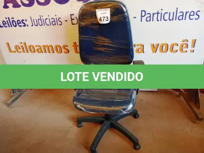 LOTE 473 - 01 CADEIRA ESTOFADA C/ BRAÇO. (NO ESTADO) ATENÇÃO! FAZER A VISITAÇÃO ANTES DE ARREMATAR, NÃO SABEMOS SE FUNCIONA. LEILÃO NÃO TEM GARANTIA E NEM DEVOLUÇÃO, SUJEITO A POSSÍVEIS AVARIAS VISÍVEIS/OCULTAS E/OU AUSÊNCIA DE COMPONENTES.