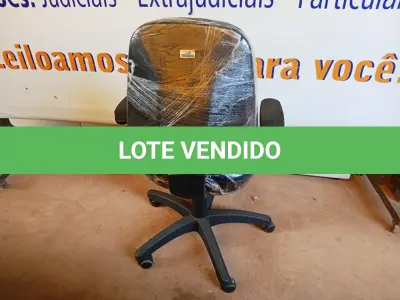 LOTE 501 - 01 CADEIRA ESTOFADA C/ BRAÇO. (NO ESTADO) ATENÇÃO! FAZER A VISITAÇÃO ANTES DE ARREMATAR, NÃO SABEMOS SE FUNCIONA. LEILÃO NÃO TEM GARANTIA E NEM DEVOLUÇÃO, SUJEITO A POSSÍVEIS AVARIAS VISÍVEIS/OCULTAS E/OU AUSÊNCIA DE COMPONENTES.