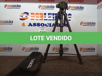 LOTE 243 - 01 TRIPÉ P/ CÂMERA FOTOGRÁFICA. (NO ESTADO) ATENÇÃO! FAZER A VISITAÇÃO ANTES DE ARREMATAR, NÃO SABEMOS SE FUNCIONA. LEILÃO NÃO TEM GARANTIA E NEM DEVOLUÇÃO, SUJEITO A POSSÍVEIS AVARIAS VISÍVEIS/OCULTAS E/OU AUSÊNCIA DE COMPONENTES.