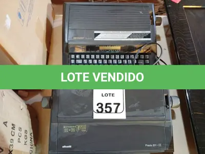 LOTE 357 - 02 MÁQUINAS DE ESCREVER ELÉTRICAS. (NO ESTADO) ATENÇÃO! FAZER A VISITAÇÃO ANTES DE ARREMATAR, NÃO SABEMOS SE FUNCIONA. LEILÃO NÃO TEM GARANTIA E NEM DEVOLUÇÃO, SUJEITO A POSSÍVEIS AVARIAS VISÍVEIS/OCULTAS E/OU AUSÊNCIA DE COMPONENTES.