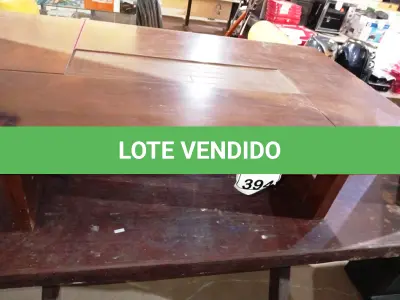 LOTE 394 - 02 MESAS EM MADEIRA SENDO 01 DE CENTRO. (NO ESTADO) ATENÇÃO! FAZER A VISITAÇÃO ANTES DE ARREMATAR, NÃO SABEMOS SE FUNCIONA. LEILÃO NÃO TEM GARANTIA E NEM DEVOLUÇÃO, SUJEITO A POSSÍVEIS AVARIAS VISÍVEIS/OCULTAS E/OU AUSÊNCIA DE COMPONENTES.