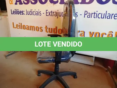 LOTE 473 - 01 CADEIRA ESTOFADA C/ BRAÇO. (NO ESTADO) ATENÇÃO! FAZER A VISITAÇÃO ANTES DE ARREMATAR, NÃO SABEMOS SE FUNCIONA. LEILÃO NÃO TEM GARANTIA E NEM DEVOLUÇÃO, SUJEITO A POSSÍVEIS AVARIAS VISÍVEIS/OCULTAS E/OU AUSÊNCIA DE COMPONENTES.