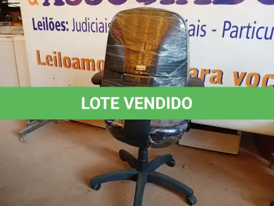 LOTE 479 - 01 CADEIRA ESTOFADA C/ BRAÇO. (NO ESTADO) ATENÇÃO! FAZER A VISITAÇÃO ANTES DE ARREMATAR, NÃO SABEMOS SE FUNCIONA. LEILÃO NÃO TEM GARANTIA E NEM DEVOLUÇÃO, SUJEITO A POSSÍVEIS AVARIAS VISÍVEIS/OCULTAS E/OU AUSÊNCIA DE COMPONENTES.