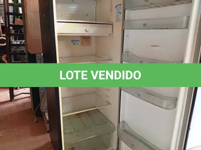 LOTE 527 - 01 GELADEIRA ELECTROLUX. (NO ESTADO) ATENÇÃO! FAZER A VISITAÇÃO ANTES DE ARREMATAR, NÃO SABEMOS SE FUNCIONA. LEILÃO NÃO TEM GARANTIA E NEM DEVOLUÇÃO, SUJEITO A POSSÍVEIS AVARIAS VISÍVEIS/OCULTAS E/OU AUSÊNCIA DE COMPONENTES.