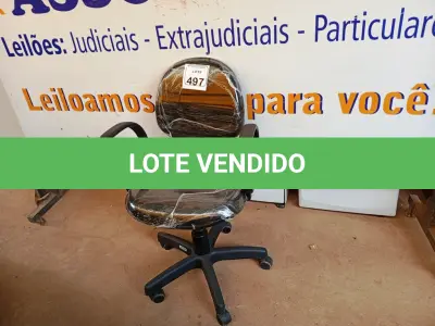 LOTE 497 - 01 CADEIRA ESTOFADA C/ BRAÇO. (NO ESTADO) ATENÇÃO! FAZER A VISITAÇÃO ANTES DE ARREMATAR, NÃO SABEMOS SE FUNCIONA. LEILÃO NÃO TEM GARANTIA E NEM DEVOLUÇÃO, SUJEITO A POSSÍVEIS AVARIAS VISÍVEIS/OCULTAS E/OU AUSÊNCIA DE COMPONENTES.