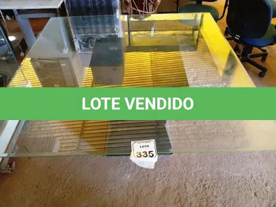 LOTE 335 - 01 MESA C/ BASE EM MADEIRA E TAMPO EM VIDRO QUADRADO. (NO ESTADO) ATENÇÃO! FAZER A VISITAÇÃO ANTES DE ARREMATAR, NÃO SABEMOS SE FUNCIONA. LEILÃO NÃO TEM GARANTIA E NEM DEVOLUÇÃO, SUJEITO A POSSÍVEIS AVARIAS VISÍVEIS/OCULTAS E/OU AUSÊNCIA DE COMPONENTES.