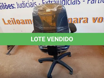 LOTE 483 - 01 CADEIRA ESTOFADA C/ BRAÇO. (NO ESTADO) ATENÇÃO! FAZER A VISITAÇÃO ANTES DE ARREMATAR, NÃO SABEMOS SE FUNCIONA. LEILÃO NÃO TEM GARANTIA E NEM DEVOLUÇÃO, SUJEITO A POSSÍVEIS AVARIAS VISÍVEIS/OCULTAS E/OU AUSÊNCIA DE COMPONENTES.