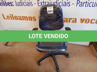 LOTE 501 - 01 CADEIRA ESTOFADA C/ BRAÇO. (NO ESTADO) ATENÇÃO! FAZER A VISITAÇÃO ANTES DE ARREMATAR, NÃO SABEMOS SE FUNCIONA. LEILÃO NÃO TEM GARANTIA E NEM DEVOLUÇÃO, SUJEITO A POSSÍVEIS AVARIAS VISÍVEIS/OCULTAS E/OU AUSÊNCIA DE COMPONENTES.