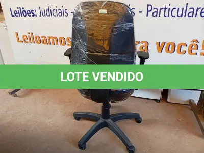 LOTE 484 - 01 CADEIRA ESTOFADA C/ BRAÇO. (NO ESTADO) ATENÇÃO! FAZER A VISITAÇÃO ANTES DE ARREMATAR, NÃO SABEMOS SE FUNCIONA. LEILÃO NÃO TEM GARANTIA E NEM DEVOLUÇÃO, SUJEITO A POSSÍVEIS AVARIAS VISÍVEIS/OCULTAS E/OU AUSÊNCIA DE COMPONENTES.