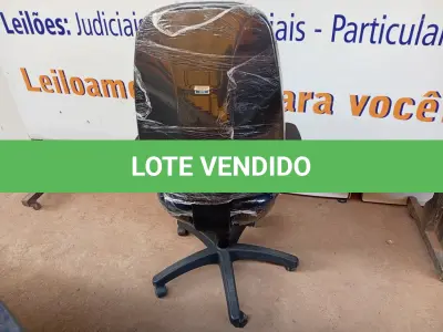 LOTE 486 - 01 CADEIRA ESTOFADA C/ BRAÇO. (NO ESTADO) ATENÇÃO! FAZER A VISITAÇÃO ANTES DE ARREMATAR, NÃO SABEMOS SE FUNCIONA. LEILÃO NÃO TEM GARANTIA E NEM DEVOLUÇÃO, SUJEITO A POSSÍVEIS AVARIAS VISÍVEIS/OCULTAS E/OU AUSÊNCIA DE COMPONENTES.