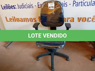 LOTE 479 - 01 CADEIRA ESTOFADA C/ BRAÇO. (NO ESTADO) ATENÇÃO! FAZER A VISITAÇÃO ANTES DE ARREMATAR, NÃO SABEMOS SE FUNCIONA. LEILÃO NÃO TEM GARANTIA E NEM DEVOLUÇÃO, SUJEITO A POSSÍVEIS AVARIAS VISÍVEIS/OCULTAS E/OU AUSÊNCIA DE COMPONENTES.