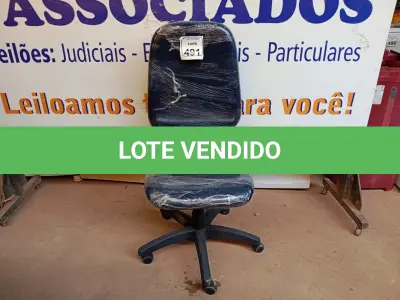 LOTE 491 - 01 CADEIRA ESTOFADA S/ BRAÇO. (NO ESTADO) ATENÇÃO! FAZER A VISITAÇÃO ANTES DE ARREMATAR, NÃO SABEMOS SE FUNCIONA. LEILÃO NÃO TEM GARANTIA E NEM DEVOLUÇÃO, SUJEITO A POSSÍVEIS AVARIAS VISÍVEIS/OCULTAS E/OU AUSÊNCIA DE COMPONENTES.