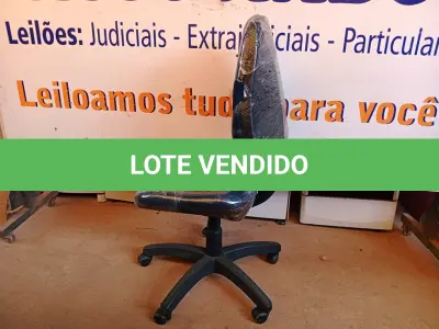 LOTE 495 - 01 CADEIRA ESTOFADA S/ BRAÇO. (NO ESTADO) ATENÇÃO! FAZER A VISITAÇÃO ANTES DE ARREMATAR, NÃO SABEMOS SE FUNCIONA. LEILÃO NÃO TEM GARANTIA E NEM DEVOLUÇÃO, SUJEITO A POSSÍVEIS AVARIAS VISÍVEIS/OCULTAS E/OU AUSÊNCIA DE COMPONENTES.