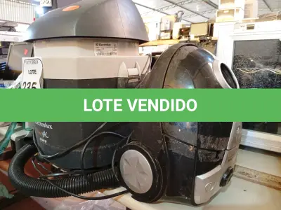 LOTE 235 - 02 ASPIRADORES DE PÓ MARCAS E MODELOS DIVERSOS. (NO ESTADO) ATENÇÃO! FAZER A VISITAÇÃO ANTES DE ARREMATAR, NÃO SABEMOS SE FUNCIONA. LEILÃO NÃO TEM GARANTIA E NEM DEVOLUÇÃO, SUJEITO A POSSÍVEIS AVARIAS VISÍVEIS/OCULTAS E/OU AUSÊNCIA DE COMPONENTES.