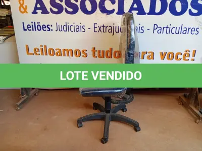 LOTE 511 - 01 CADEIRA ESTOFADA S/ BRAÇO. (NO ESTADO) ATENÇÃO! FAZER A VISITAÇÃO ANTES DE ARREMATAR, NÃO SABEMOS SE FUNCIONA. LEILÃO NÃO TEM GARANTIA E NEM DEVOLUÇÃO, SUJEITO A POSSÍVEIS AVARIAS VISÍVEIS/OCULTAS E/OU AUSÊNCIA DE COMPONENTES.