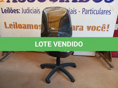 LOTE 489 - 01 CADEIRA ESTOFADA S/ BRAÇO. (NO ESTADO) ATENÇÃO! FAZER A VISITAÇÃO ANTES DE ARREMATAR, NÃO SABEMOS SE FUNCIONA. LEILÃO NÃO TEM GARANTIA E NEM DEVOLUÇÃO, SUJEITO A POSSÍVEIS AVARIAS VISÍVEIS/OCULTAS E/OU AUSÊNCIA DE COMPONENTES.