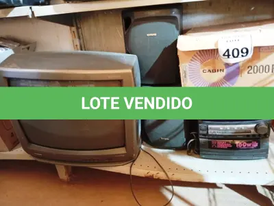 LOTE 409 - 01 ANTIGO PROJETOR DE SLIDES, 01 APARELHO DE SOM AIWA COM CAIXAS E 01 TV DE TUBO ANTIGA. (NO ESTADO) ATENÇÃO! FAZER A VISITAÇÃO ANTES DE ARREMATAR, NÃO SABEMOS SE FUNCIONA. LEILÃO NÃO TEM GARANTIA E NEM DEVOLUÇÃO, SUJEITO A POSSÍVEIS AVARIAS VISÍVEIS/OCULTAS E/OU AUSÊNCIA DE COMPONENTES.