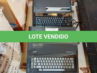 LOTE 357 - 02 MÁQUINAS DE ESCREVER ELÉTRICAS. (NO ESTADO) ATENÇÃO! FAZER A VISITAÇÃO ANTES DE ARREMATAR, NÃO SABEMOS SE FUNCIONA. LEILÃO NÃO TEM GARANTIA E NEM DEVOLUÇÃO, SUJEITO A POSSÍVEIS AVARIAS VISÍVEIS/OCULTAS E/OU AUSÊNCIA DE COMPONENTES.