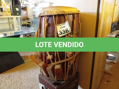 LOTE 336 - 01 TAMBOR EM MADEIRA. (NO ESTADO) ATENÇÃO! FAZER A VISITAÇÃO ANTES DE ARREMATAR, NÃO SABEMOS SE FUNCIONA. LEILÃO NÃO TEM GARANTIA E NEM DEVOLUÇÃO, SUJEITO A POSSÍVEIS AVARIAS VISÍVEIS/OCULTAS E/OU AUSÊNCIA DE COMPONENTES.